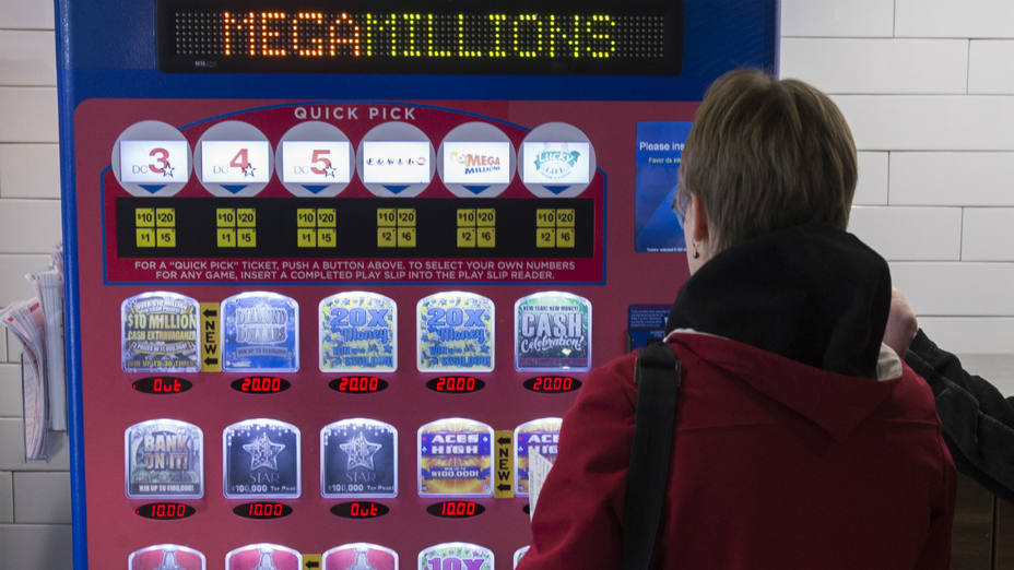 Una mujer compra un billete de lotería del Mega Millions