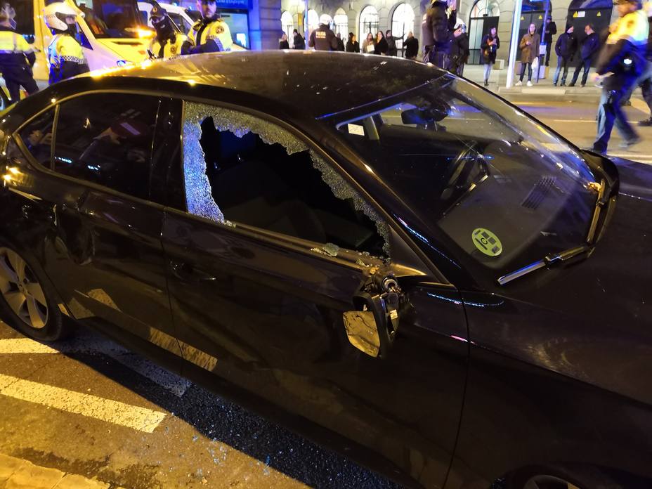Tres detenidos por daños y desórdenes durante la protesta de taxistas de Barcelona