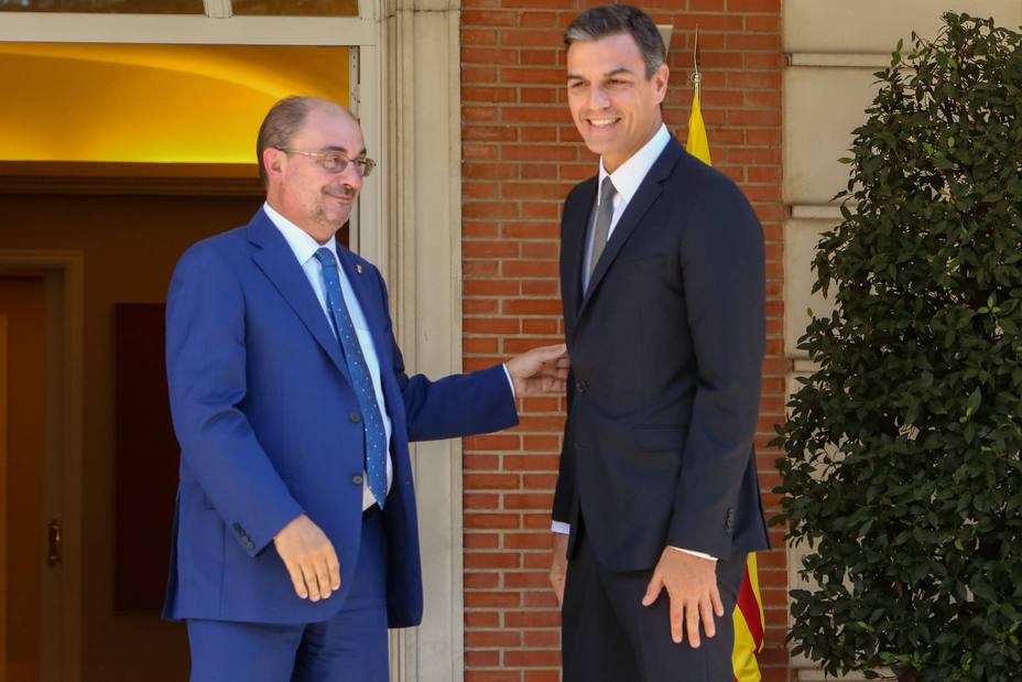 El presidente del Gobierno, Pedro Sanchez, se reune con el presidente de Aragon, Javier Lamban, en el complejo de La Moncloa