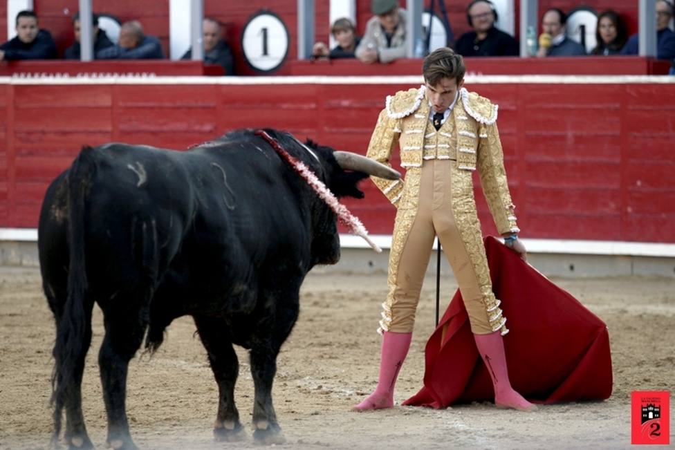 José Fernando Molina delante del toro durante la Feria Taurina de Albacete 2019