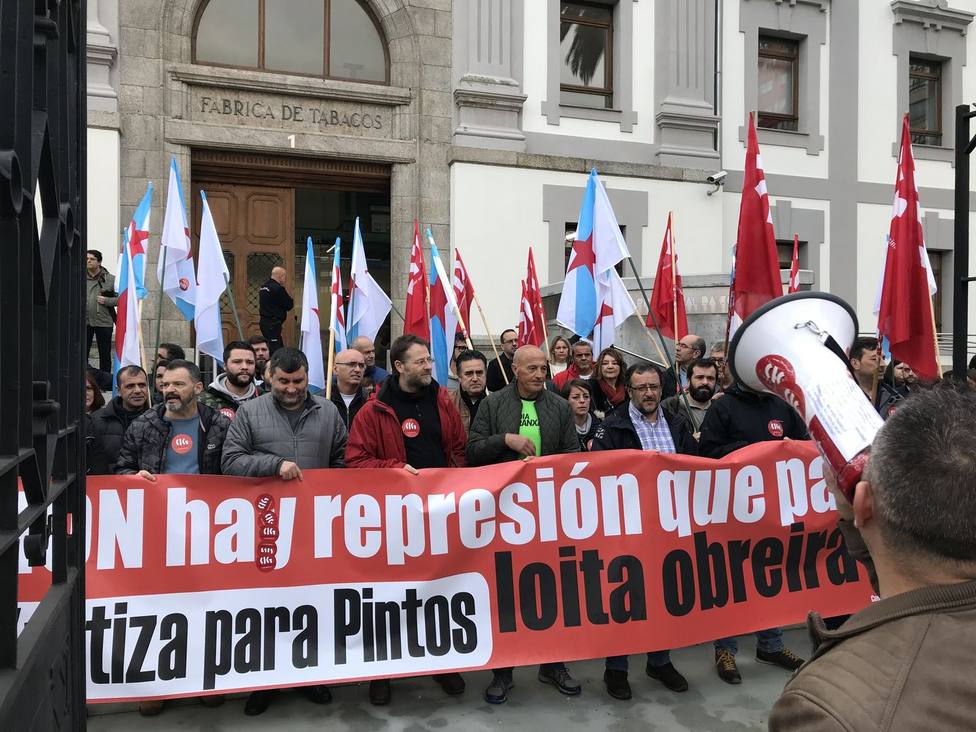 Una de las concentraciones realizadas a las puertas de la Audiencia con López Pintos tras la pancarta