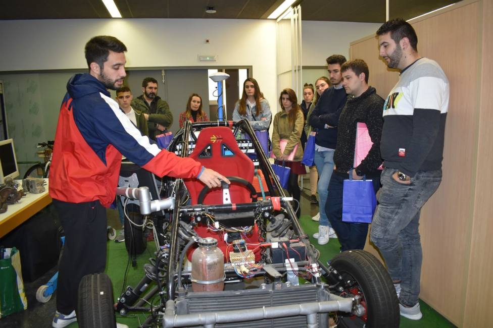 Estudiantes del CIFP Ferrolterra visitan el Laboratorio de Ingeniería Mecánica situado en Campus de Esteiro