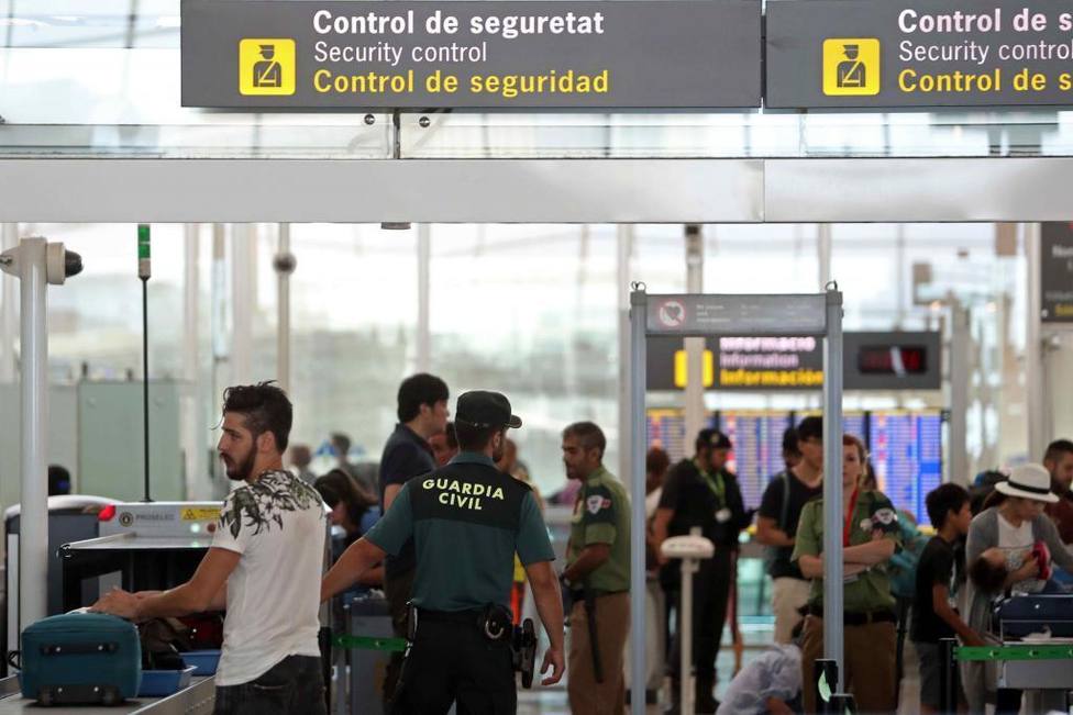Juzgan a dos guardias civiles acusados de robar 8.000 euros a un diplomático árabe en el aeropuerto de Ibiza