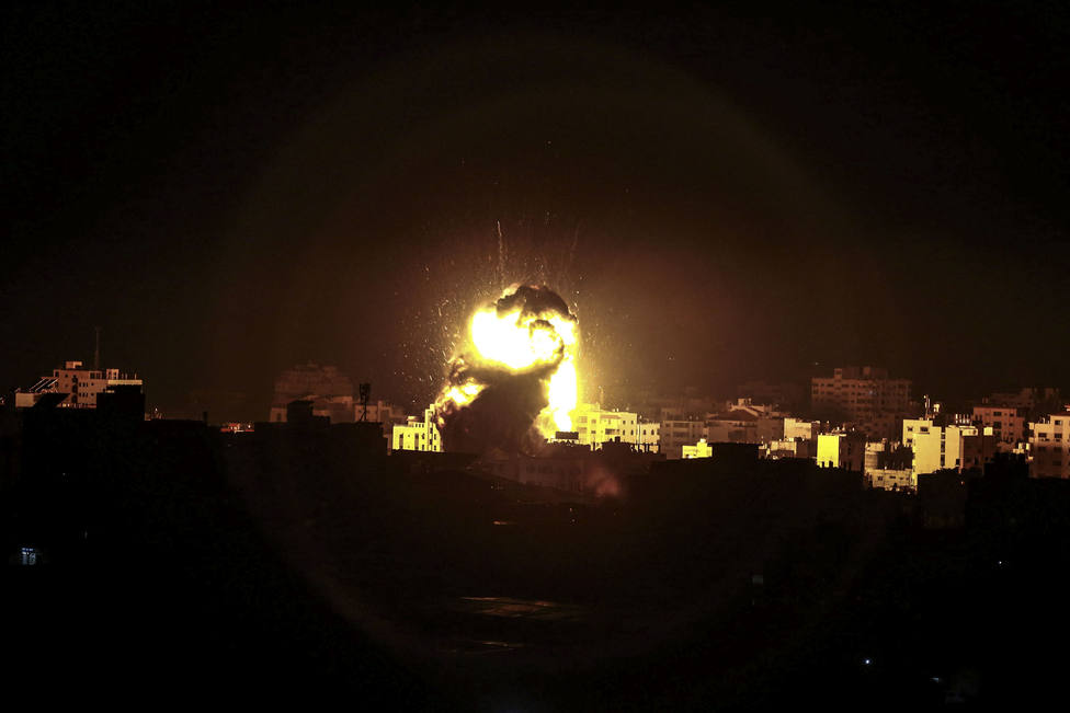Israel ataca varios puestos militares de Hamás en respuesta a un cohete lanzado desde Gaza