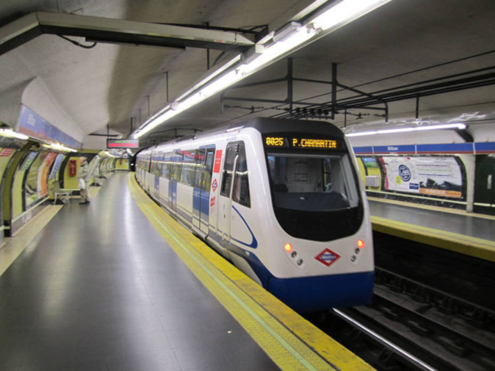 Dos vigilantes de Metro salvan la vida de un pasajero que acababa de sufrir un infarto