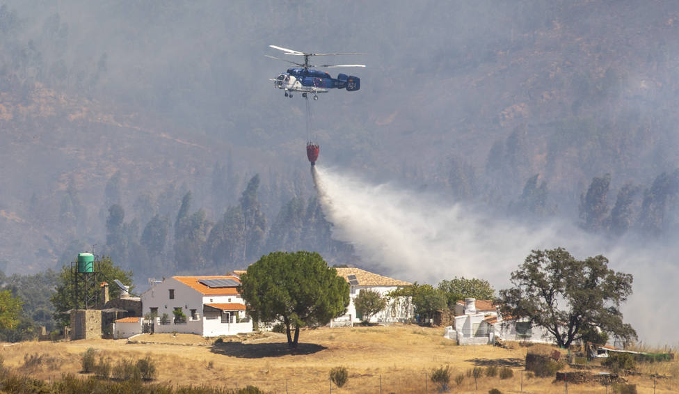 Huelva sigue luchando contra el mayor incendio del verano en Almonaster La Real