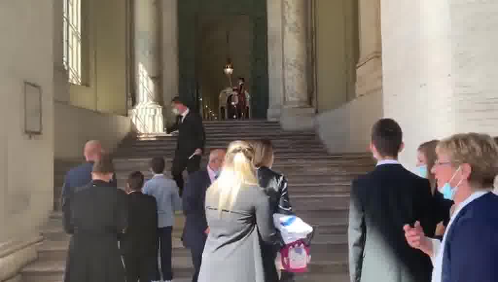 Los hermanos Mautone entrando en el Vaticano