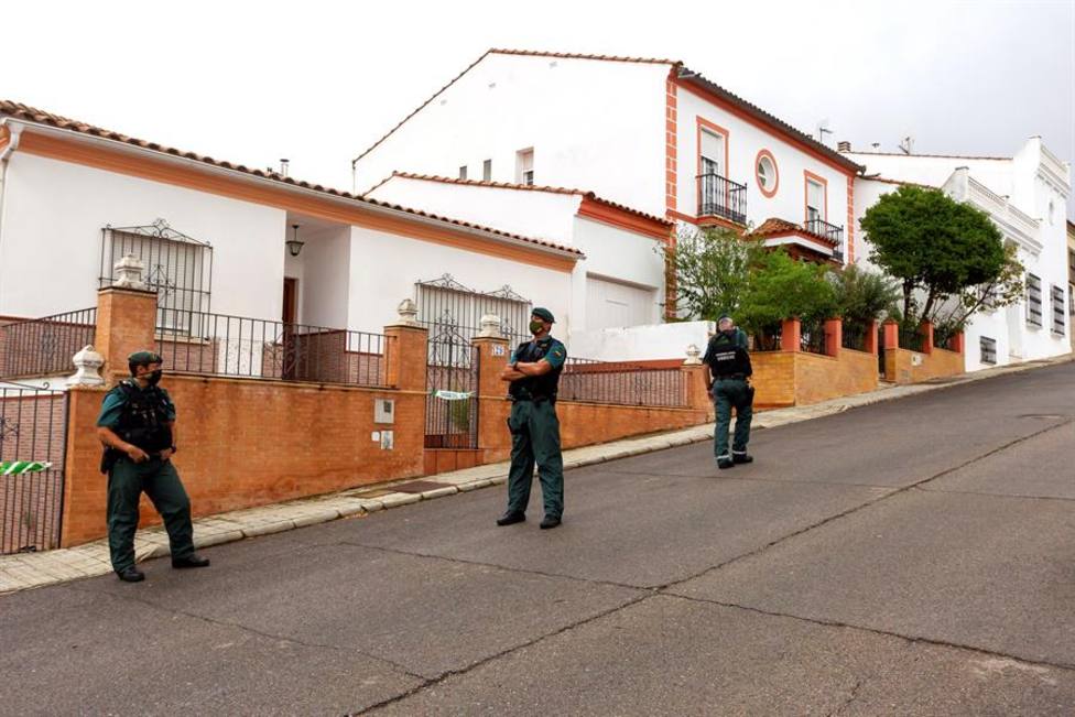 Agentes de la Guardia Civil de Zafra (Badajoz) vigilan la vivienda del autor confeso de la muerte de Manuela