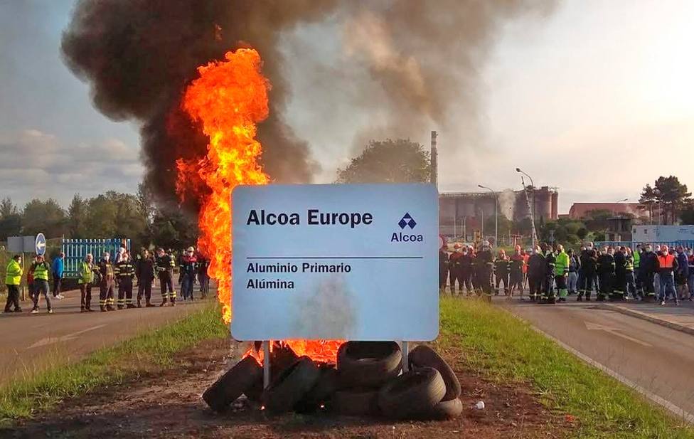 Trabajadores de la planta de Alcoa en San Ciprián, queman cartel de entrada a la fábrica. FOTO: EFE