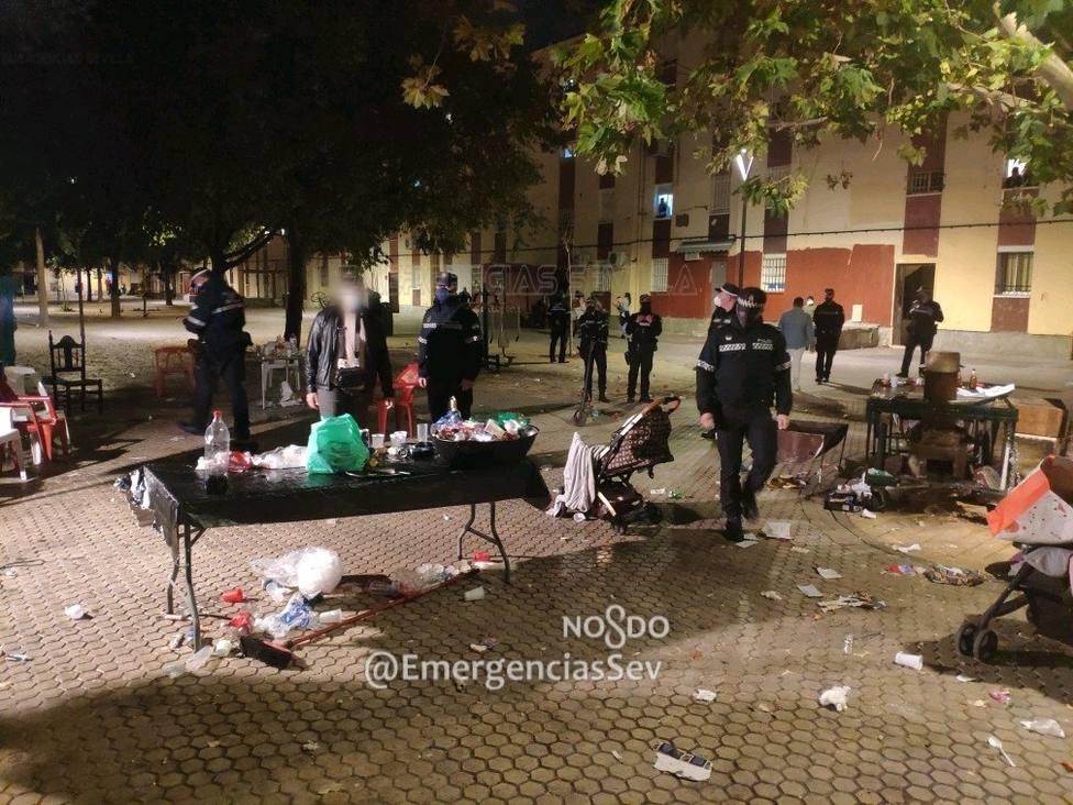 Sorprendidas en plena calle en Sevilla celebrando un cumpleaños unas 50 personas sin mascarillas