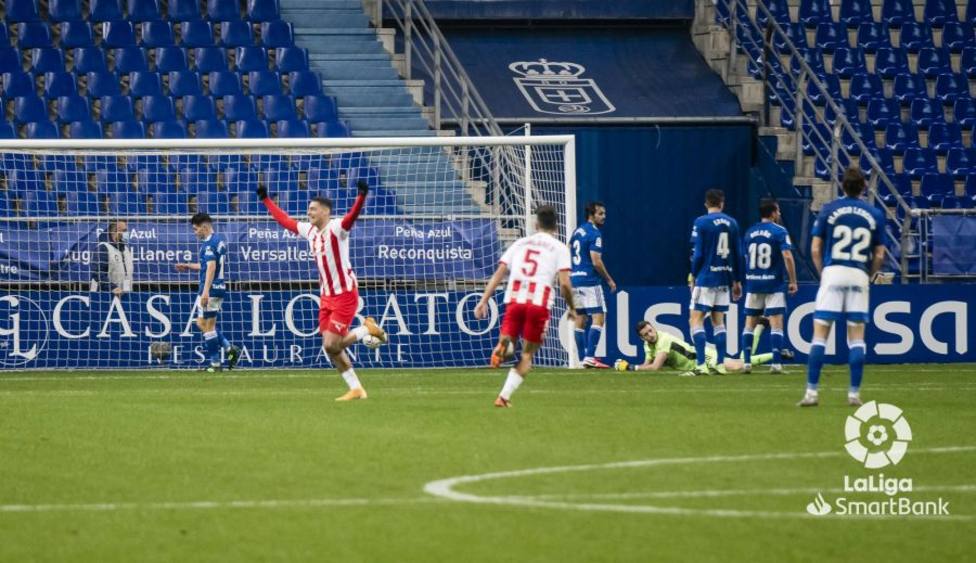 Los jugadores del Almería celebran el gol de la victoria