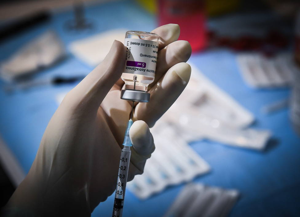 AstraZeneca asegura que no ha encontrado pruebas de que su vacuna produzca mayor riesgo de trombosis