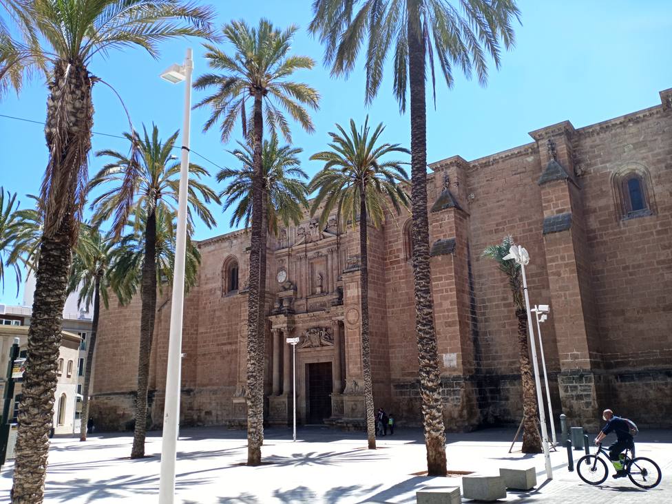 Adjudican los trabajos de iluminación de la Plaza de la Catedral de Almería y la ornamental del monumento