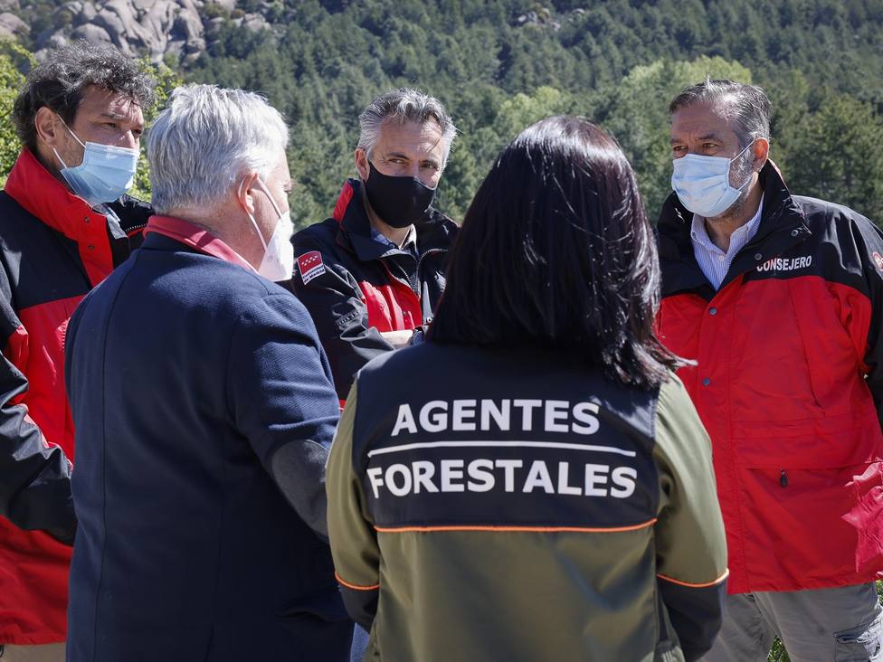 El consejero Enrique López, con los Agentes Forestales en La Pedriza /Comunidad de Madrid