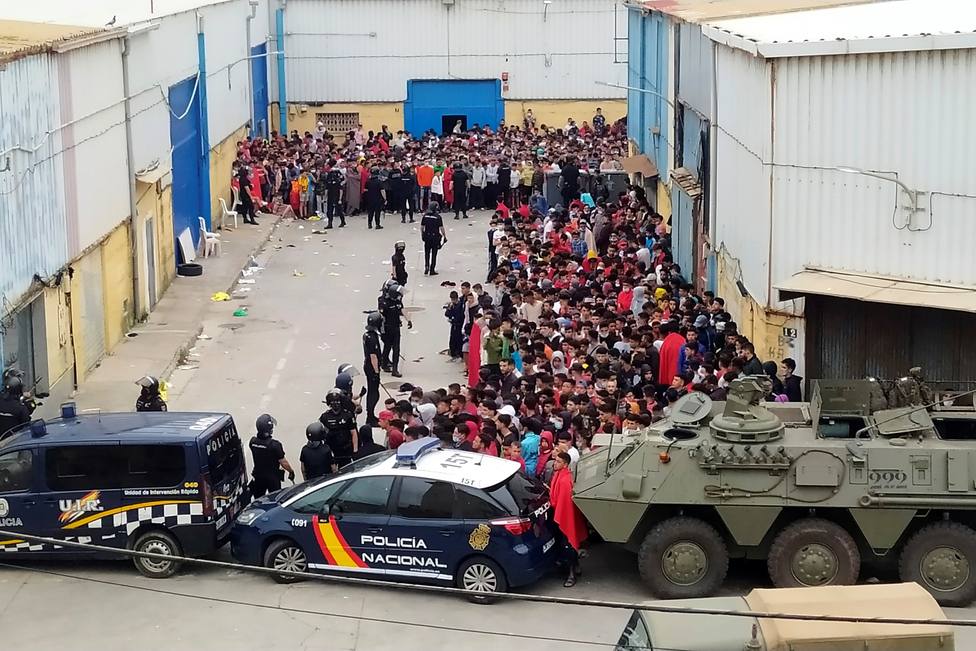 La Policía y el Ejército de Tierra vigilan a cientos de inmigrantes tras su llegada a Ceuta