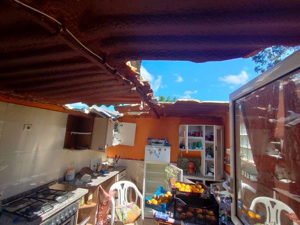 El tejado de la construcción sufrió las consecuencias de la explosión - FOTO: GES Mugardos