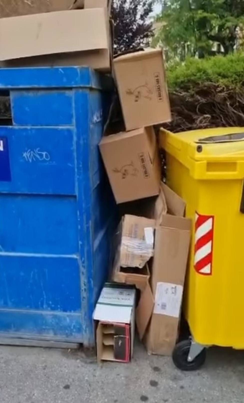 Cartones acumulados sobre los contenedores vacíos en Ribadeo