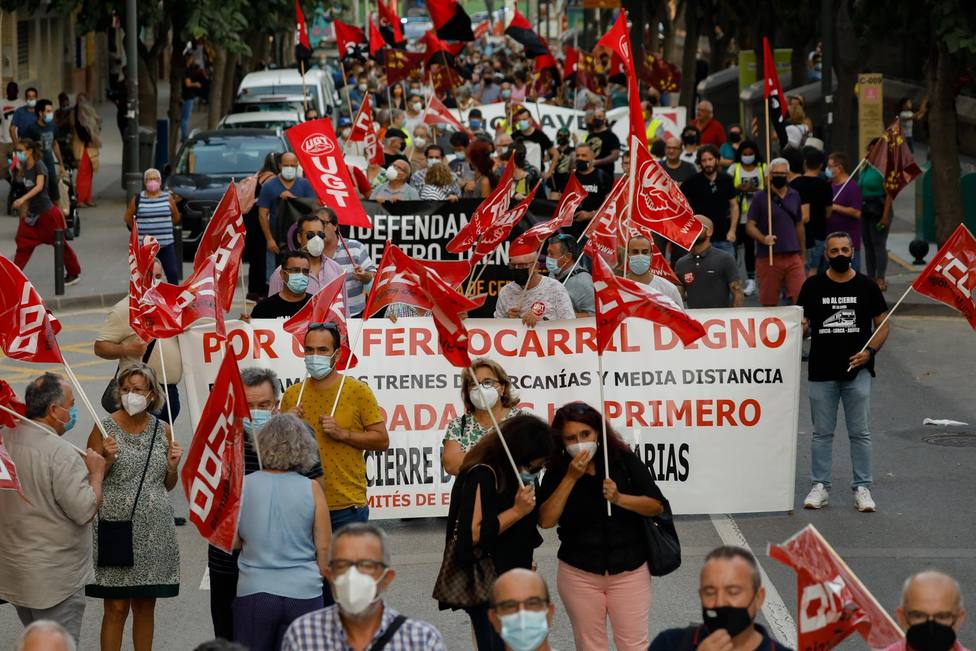 Cientos de personas protestan en Murcia por cierre de la vía de cercanías entre Alcantarilla- Lorca y Águilas