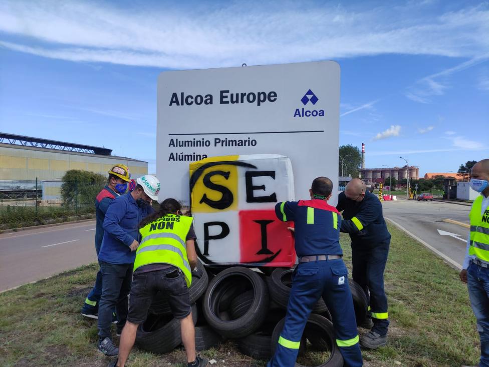 Trabajadores de Alcoa colocan el logotipo de la Sepi en la entrada de la fábrica