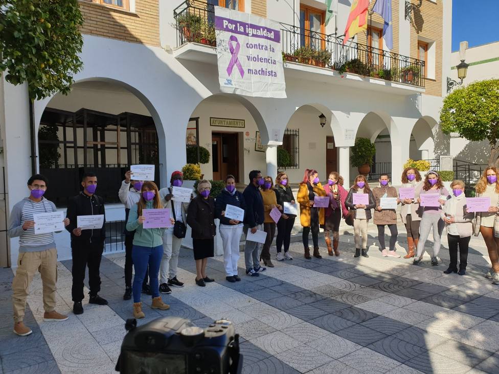 Concentración a las puertas del Ayuntamiento de El Bosque (Cádiz) contra la violencia hacia las mujeres