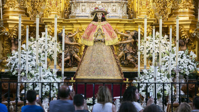 La restauración de la Virgen del Rocío deja una estampa inusual en el  santuario