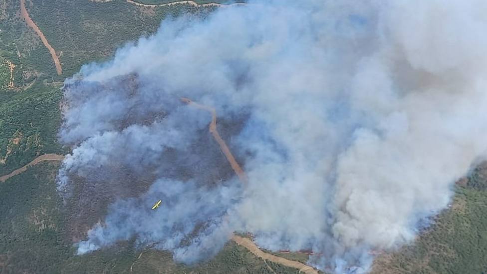 Tres bomberos heridos y más de medio centenar de desalojados en el incendio forestal declarado en Pujerra
