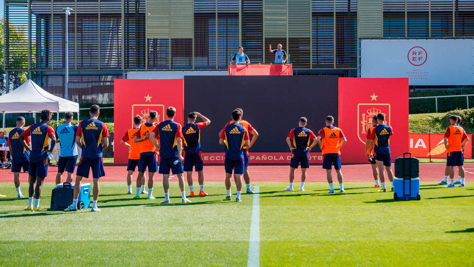 Luis Enrique se dirige a los jugadores durante el entrenamiento de este martes (FOTO: RFEF)