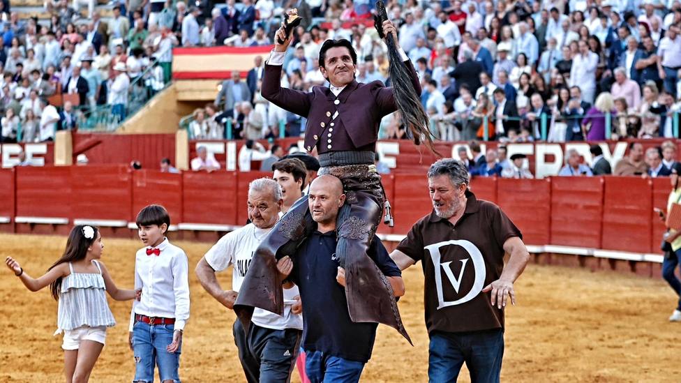 Diego Ventura en su salida a hombros en la plaza de Jerez de la Frontera este domingo