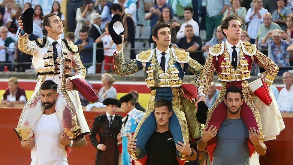 El Fandi, Perera y Ginés Marín, en su salida a hombros este miércoles en Palencia