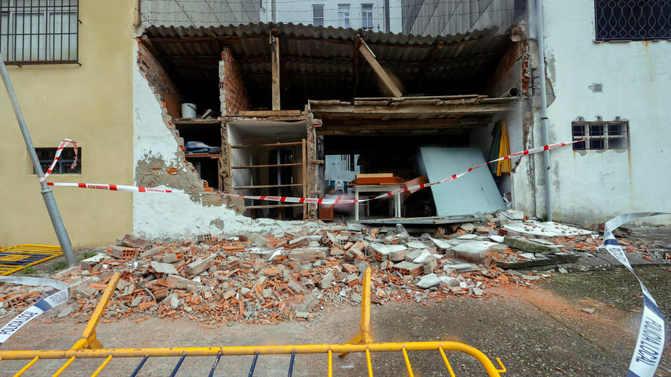 La borrasca Karlotta hace caer un muro en una vivienda de Ferrol