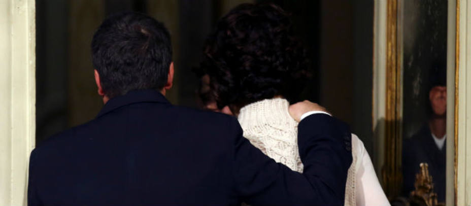 Renzi junto a su esposa. Reuters