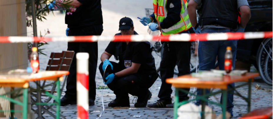 Policías revisan la escena tras la explosión registrada en Ansbach (Alemania). EFE