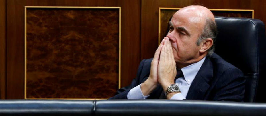 Luis de Guindos, ministro de Economía en funciones, en su escaño del Congreso. EFE