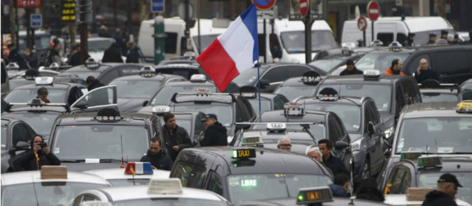 Taxistas bloqueando el tráfico en Puerta Maillot. (REUTERS)