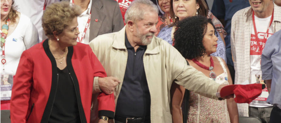 La presidenta brasileña, Dilma Rousseff (i) y el expresidente Luiz Inácio Lula da Silva (d) asistiendo al Congreso Nacional de la Central Única de Trabajadores (CUT) en Sao Paulo (Brasil). EFE