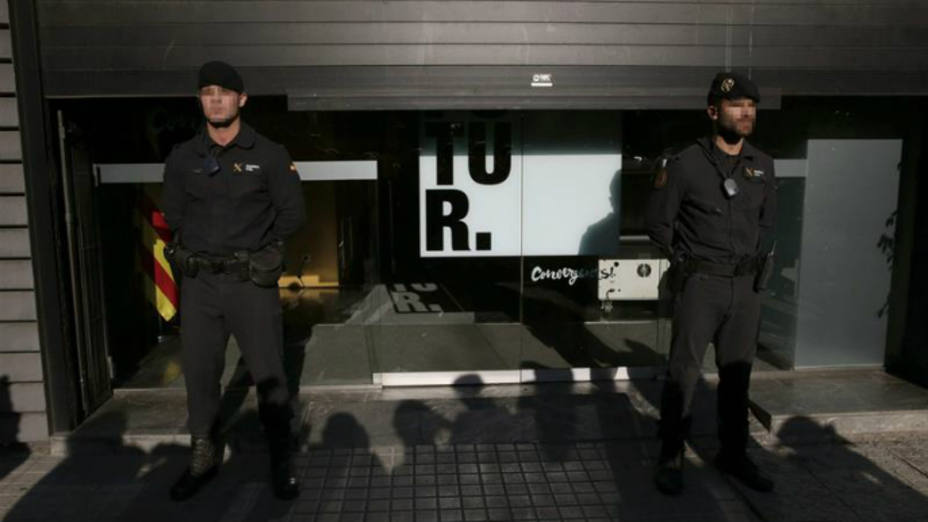 Agentes de los Mossos dEsquadra en las puertas de la sede de CDC. EFE