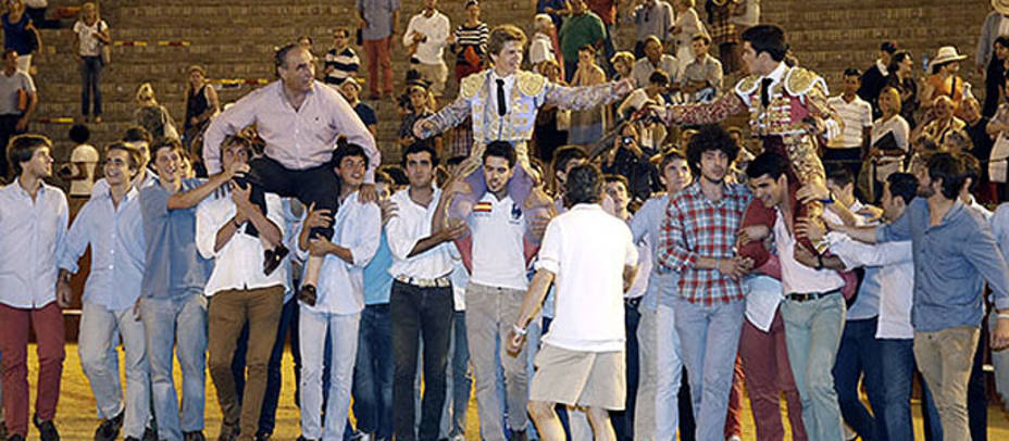 Ricardo Gallardo, Borja Jiménez y José Garrido en su salida a hombros en Sevilla. ARJONA