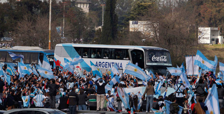 El autobús de Argentina, rodeado de aficionados en su vuelta a casa. REUTERS