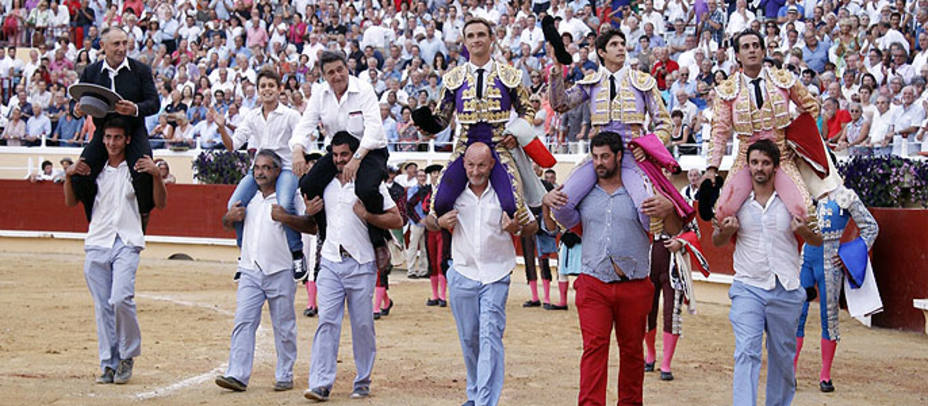 Bautista, Castella y Fandiño a hombros junto a Domingo Hernández en Bayona. ARJONA