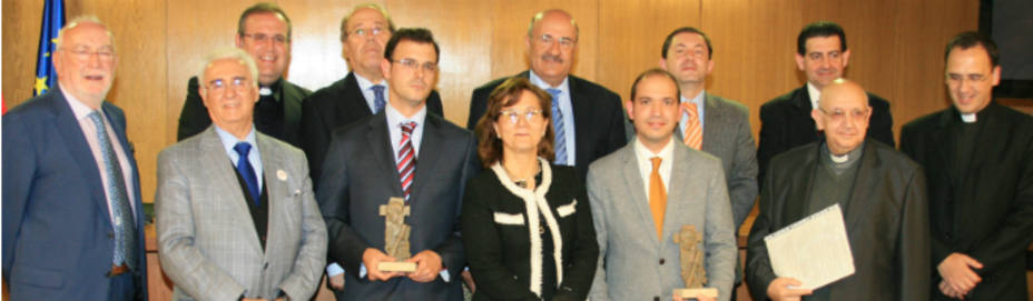 En el centro, Elsa González, Pta. Federación de Asociaciones de la Prensa. A su derecha el premiado PJ Rodríguez y a la izquierda, el premiado Samuel Gutiérrez
