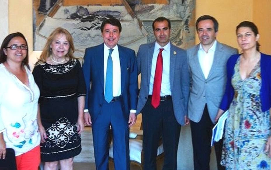 Ignacio González (centro) y Lucía Figar (derecha) recibieron a varios miembros del ejecutivo de El Boalo