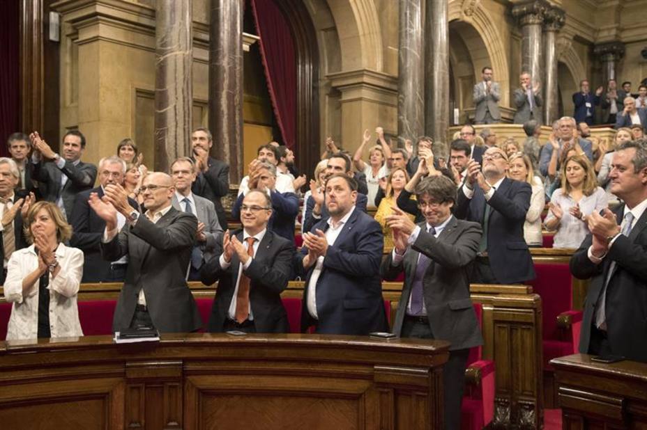 Los diputados de Junt Pel Sí aprueban tras aprobarse en el Parlamento catalán la Ley de Transitoriedad. EFE