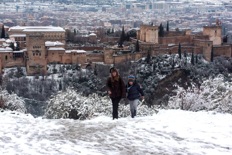 Una intensa nevada cubre la Alhambra y corta 40 kilómetros de autovía en Granada