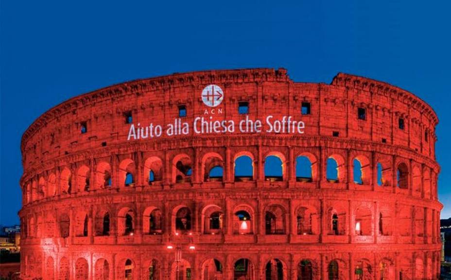 El Coliseo romano iluminado de rojo, una iniciativa de Ayuda a la Iglesia Necesitada