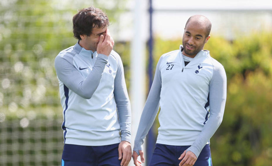 Raúl González Blanco charla con Lucas Moura (FOTO: Tottenham Hotspur)