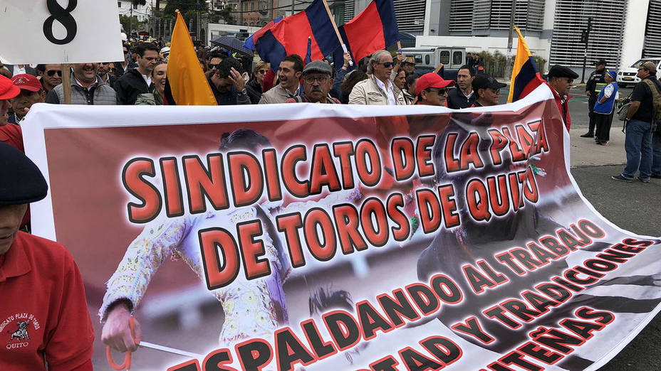 Cabecera de la manifestación que reclamó la vuelta de los festejos íntegros al coso de Iñaquito