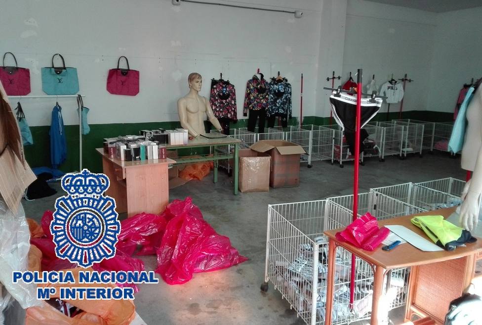 Detenido un hombre tras intervenir más de dos millares de falsificaciones en un bazar clandestino