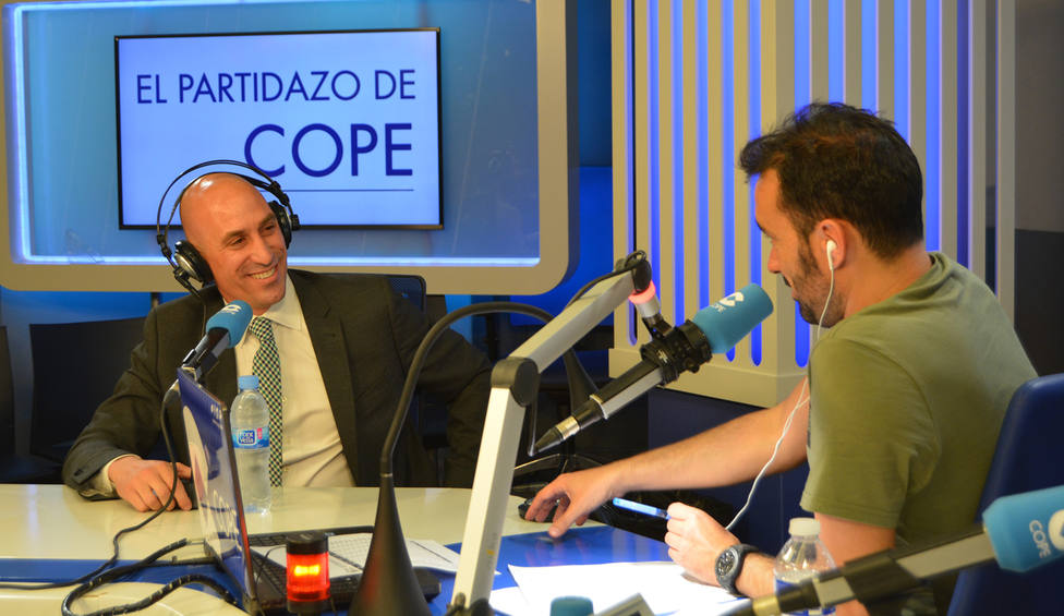 Luis Rubiales, presidente de la FEF, con Juanma Castaño, director de El Partidazo de COPE