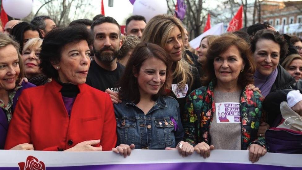 La mujer y las ministras de Sánchez en la manifestación del 8M: Dónde están, no se ven las banderas del PP
