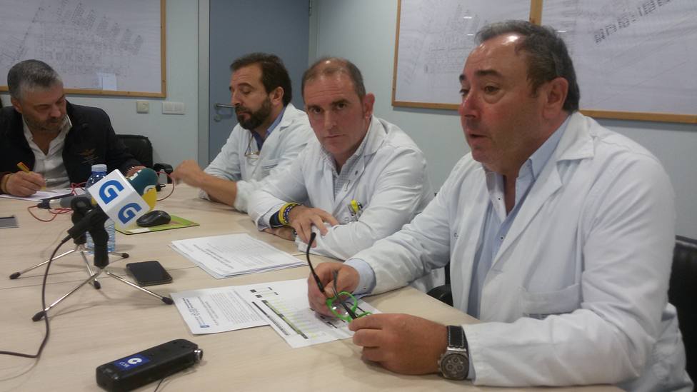 El gerente del área sanitaria de Lugo, Ramón Ares, acompañado por otros facultativos